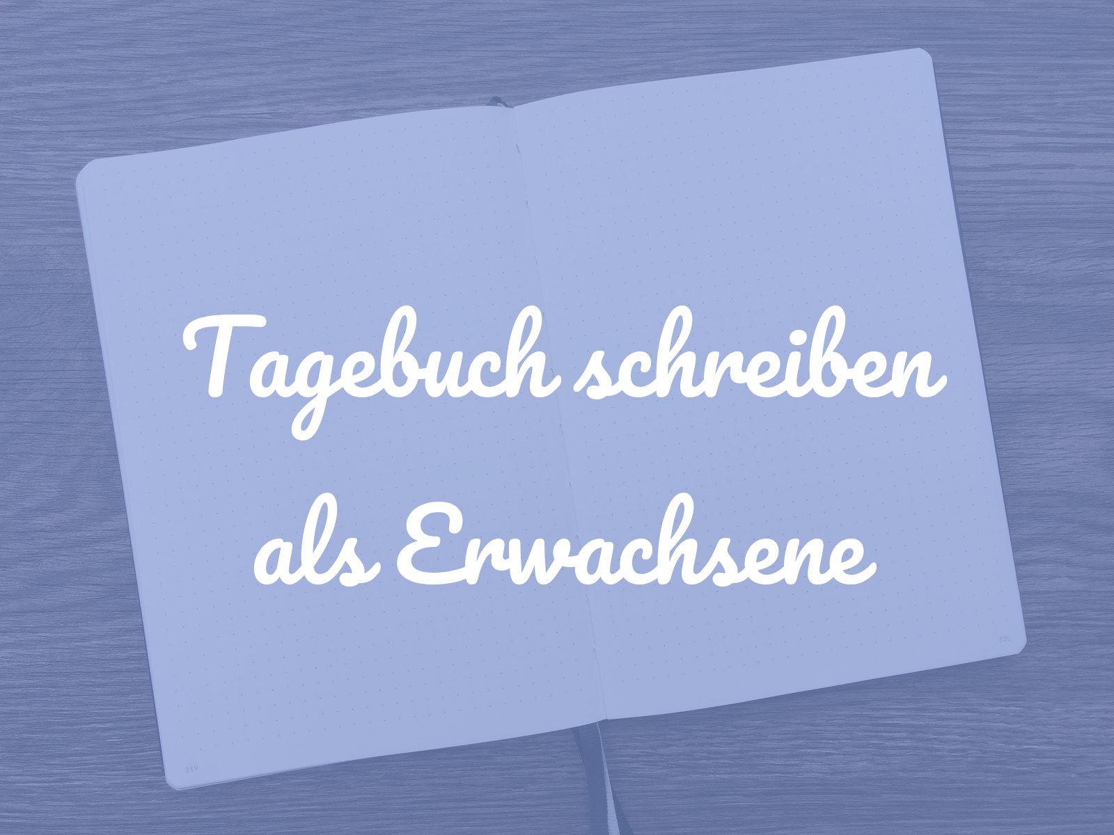 Aufgeschlagenes, noch leeres Notizbuch mit punktkarierten Seiten auf einem Holztisch