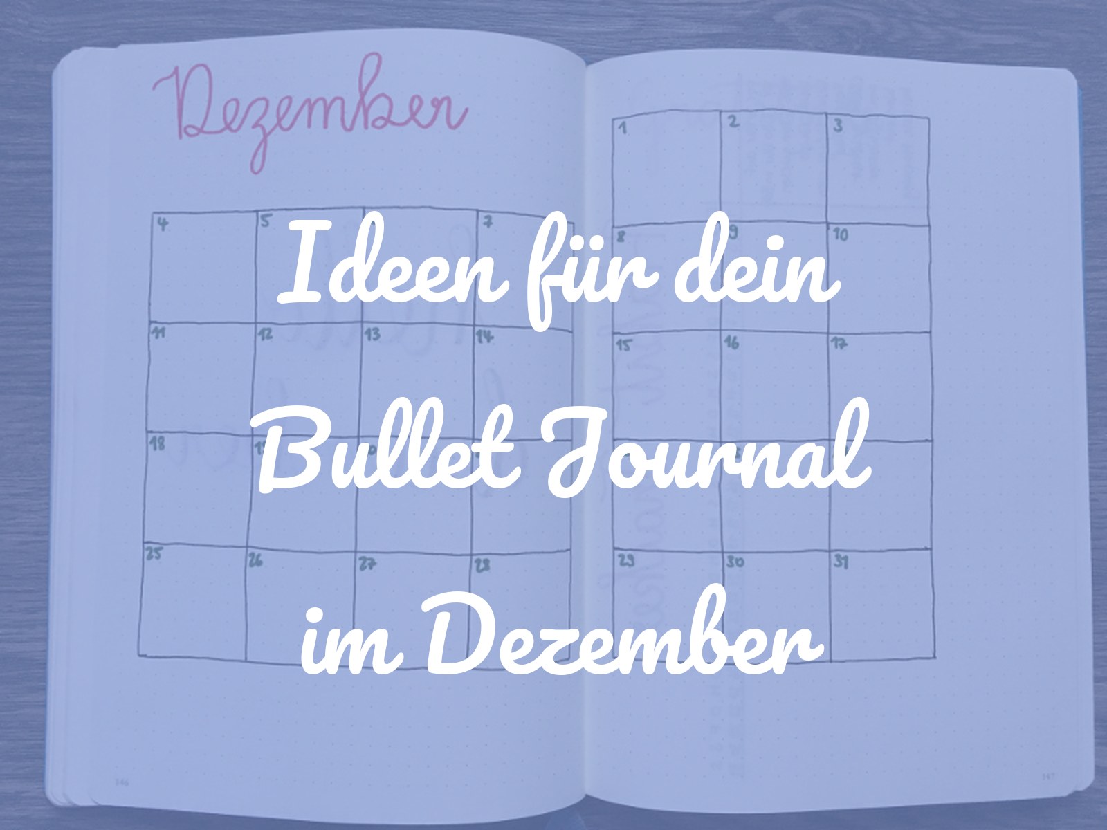 Bullet-Journal-Monatsübersicht für den Dezember als Kalenderraster über eine Doppelseite, oben links der Schriftzug Dezember in Rot, die Tageszahlen in Grün