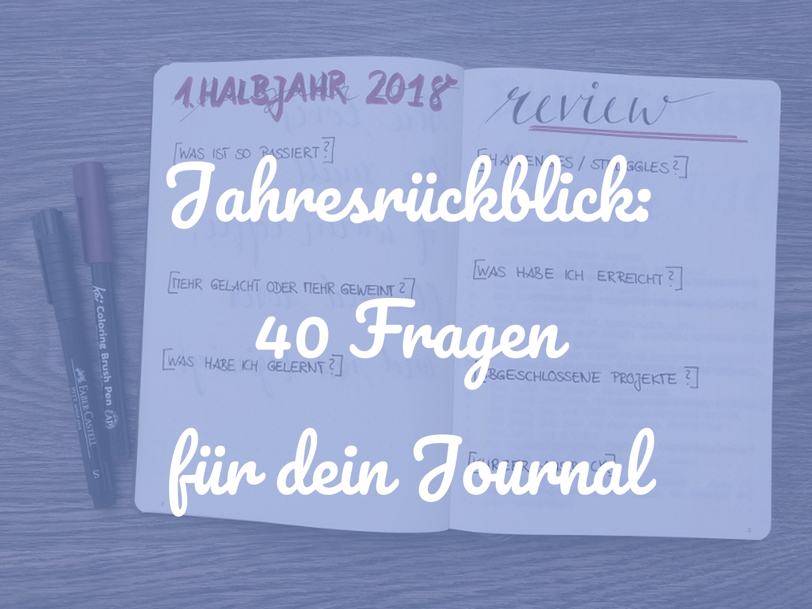 Aufgeschlagenes Notizbuch mit einer Doppelseite zum Rückblick, oben die Überschriften 1. Halbjahr 2018 und Review, darunter Fragen in eckigen Klammern mit viel Platz zum Schreiben